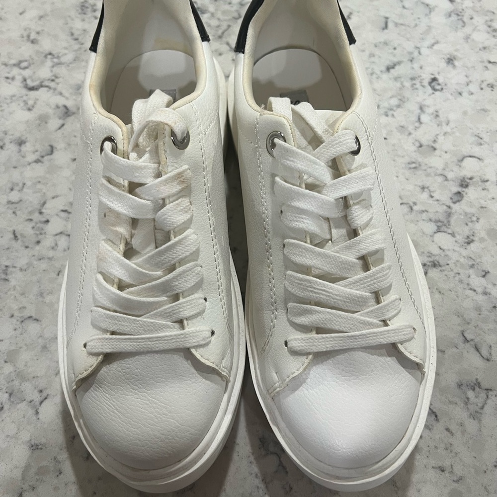 Steve Madden White Sneakers with Smooth Leather Upper and Minimalist Design